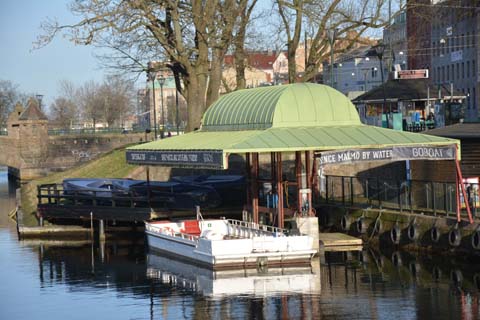 Mit dem Boot im Wallgraben